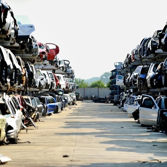 De la casse auto traditionnelle au centre VHU ultra moderne : comment le recyclage automobile se réinvente