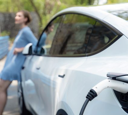 Véhicules électriques et hybrides d'occasion en 2025 : opportunités, pièges et conseils pour bien acheter