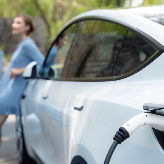 Véhicules électriques et hybrides d'occasion en 2025 : opportunités, pièges et conseils pour bien acheter